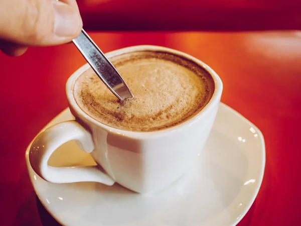 Secangkir Coklat Panas Meja Merah Kafe — Stok Foto