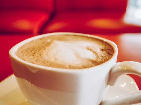 Coupe Blanche Cacao Chaud Sur Table Rouge Dans Café — Photo