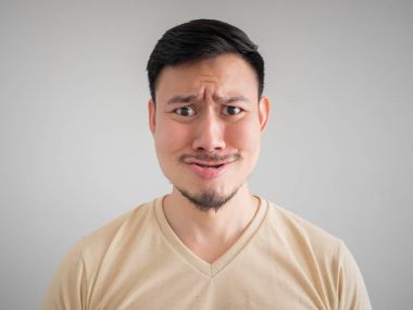 Sakal ve bıyık Asyalı adamın komik suçlu yüzünü headshot.