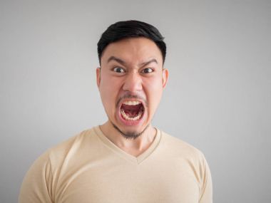 Sakal ve bıyık Asyalı adamın öfkeli ve kızgın yüzü headshot.