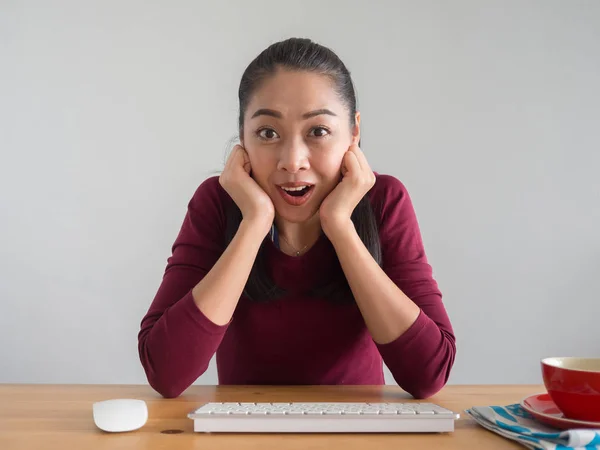 Chockad Och Förvånad Över Asiatisk Kvinna Som Arbetar Hennes Skrivbord — Stockfoto