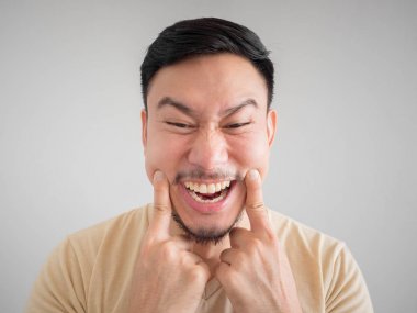 Headshot deli sakal ve bıyık Asyalı adamın yüzü gülüyor.