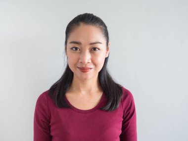 Gülümseme ve güven Asyalı kadın ayakta ve kamera bakmak.