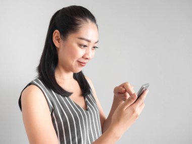 Smartphone ve gülümseme kullanarak mutlu Asyalı kadın.