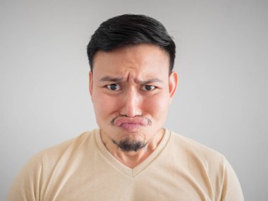Koku alma headshot sakal ve bıyık Asyalı adamın kötü bir şey yüzünü.