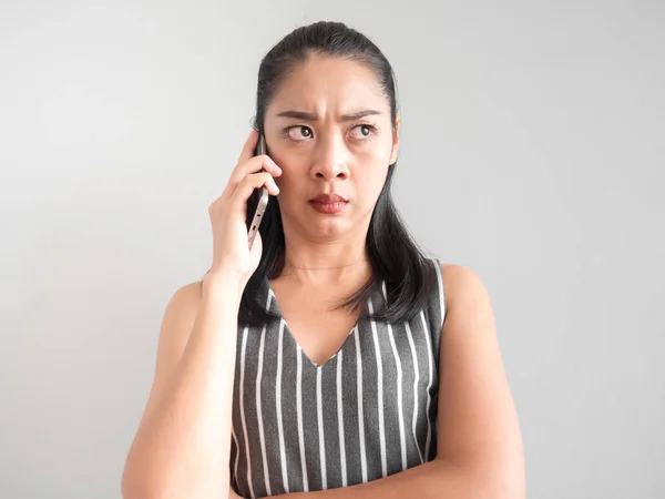 Mutsuz ve öfkeli Asya kadın smartphone telefon görüşmesi söz.