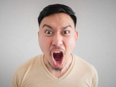 Sakal ve bıyık Asyalı adamın öfkeli ve kızgın yüzü headshot.