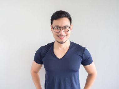 Asya adam sakal ve gözlük gülümseyen.