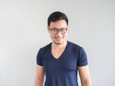 Asya adam sakal ve gözlük gülümseyen.