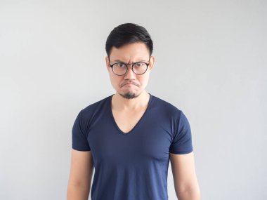 Sakal ve gözlük ile deli Asyalı adam.