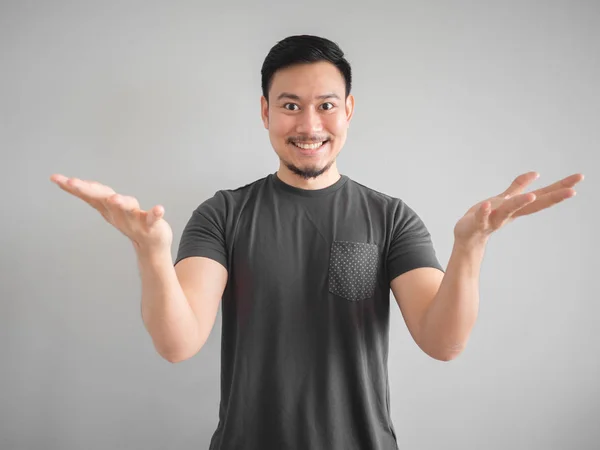 Sonriente Asiático Hombre Presentando Ofreciendo Cosa Con Las Manos — Foto de Stock