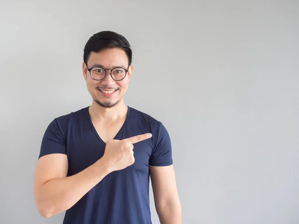 Usmívající Asijské Muž Brýlemi Směřující Copyspace — Stock fotografie
