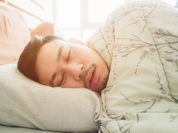 Asiático Hombre Durmiendo Mañana Luz Con Divertido Cara — Foto de Stock