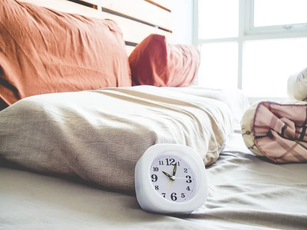 Saat Yatakta Zaman Hayat Rutin Kavram Olarak Beyaz — Stok fotoğraf