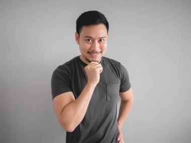 Sakallı Asya adam gülümseyen yüz ve güven sonrası.