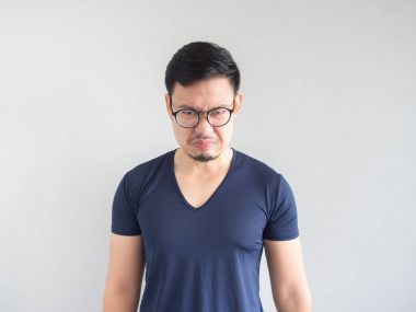 Sakal ve gözlük ile deli Asyalı adam.