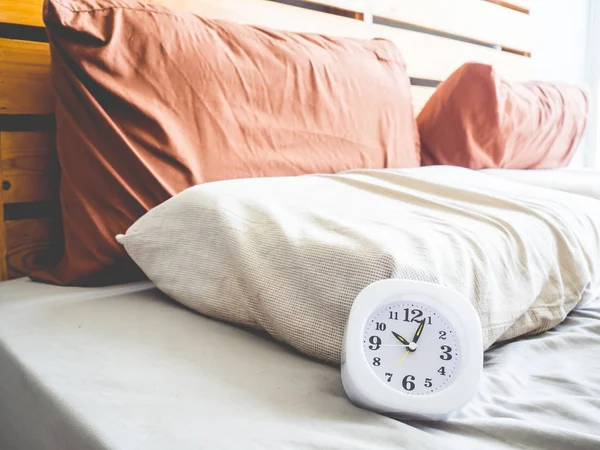 Orologio Bianco Alle Del Mattino Sul Letto Come Concetto Routine — Foto Stock