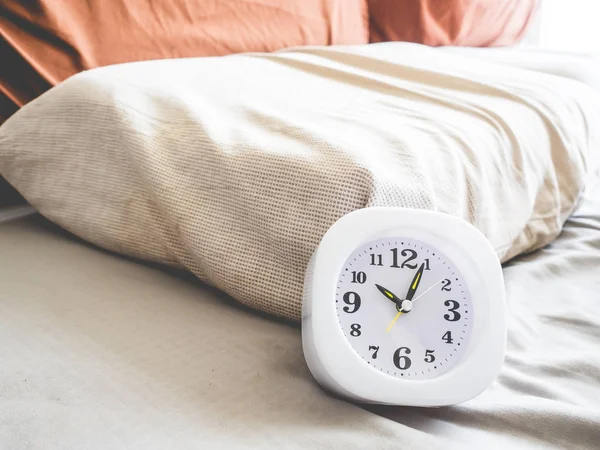 Clock at 10 AM on the bed. — Stock Photo, Image