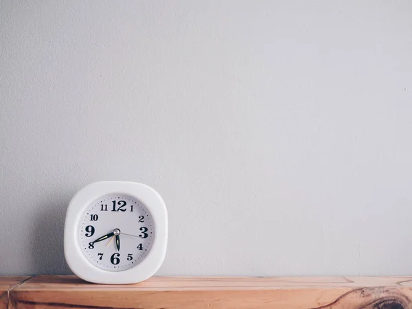 Простые часы показывают раннее утро и почти вечернее время . — стоковое фото