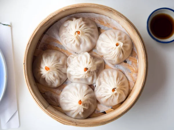 Topuz bambu sepet içinde haşlanmış Xiaolongbao.