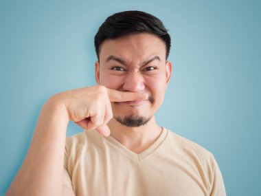 Koku alma headshot Asyalı adamın kötü bir şey yüzünü.