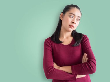 Rahatsız ve mutsuz bir kadın.