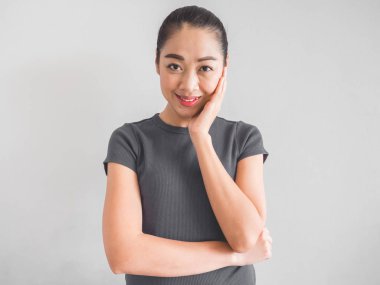 Neşeli ve memnun Asyalı kadın.