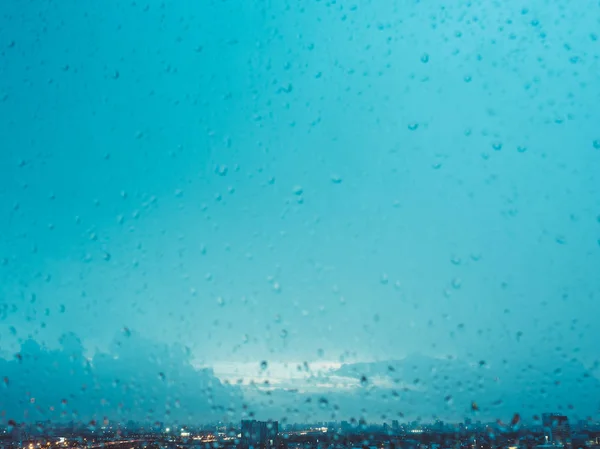 Paesaggio urbano e finestre gocce di pioggia . — Foto Stock