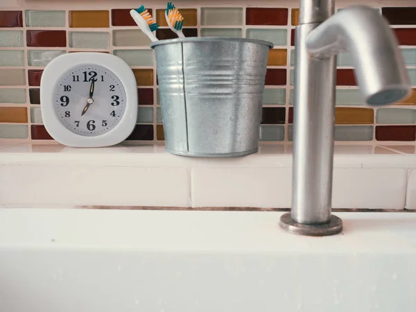 Концепція буденності з годинником у ванній . — стокове фото