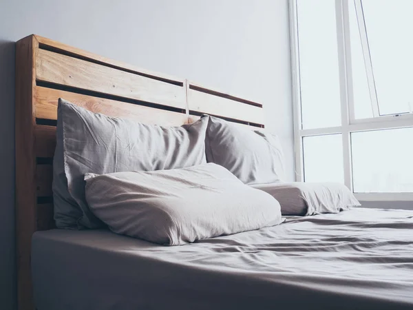 Cama de madeira loft simples acolhedor . — Fotografia de Stock