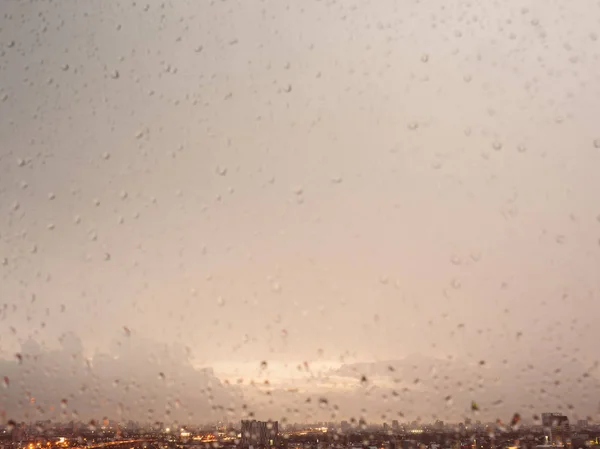 Paesaggio urbano e finestre gocce di pioggia . — Foto Stock