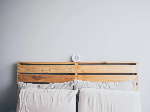 Reloj en la cama por la mañana . — Foto de Stock