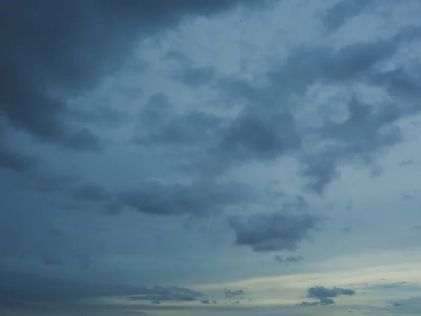 Nuvole scure di tempesta in arrivo . — Foto Stock