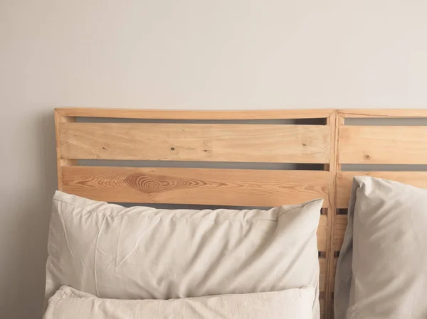 Acogedora cama de madera loft simple . — Foto de Stock