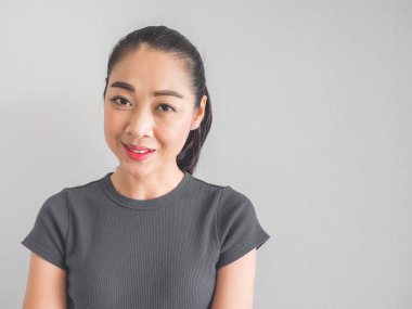 Kadın gülümseyerek mutlu hissediyor.