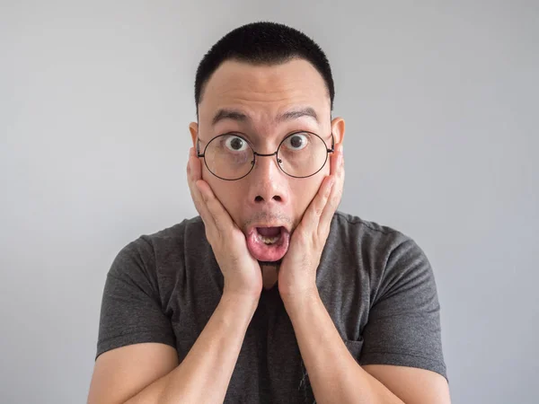 Shocked and surprised freelance man with funny face. — Stock Photo, Image