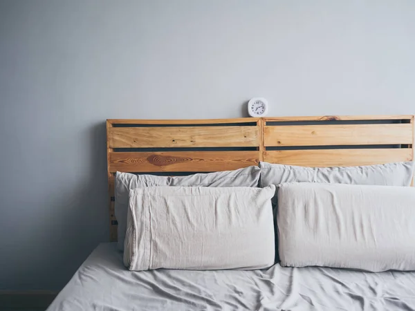 Relógio na cama pela manhã . — Fotografia de Stock