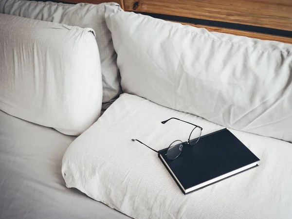 Óculos e livro no quarto para ler e relaxar . — Fotografia de Stock