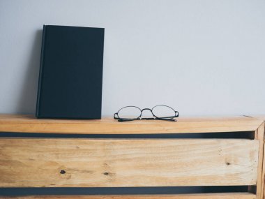 Gözlük ve yatak okumak için kitap ve rahatla.