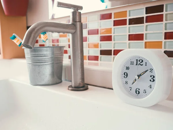 Hayat rutin ile saat banyoda kavramı.