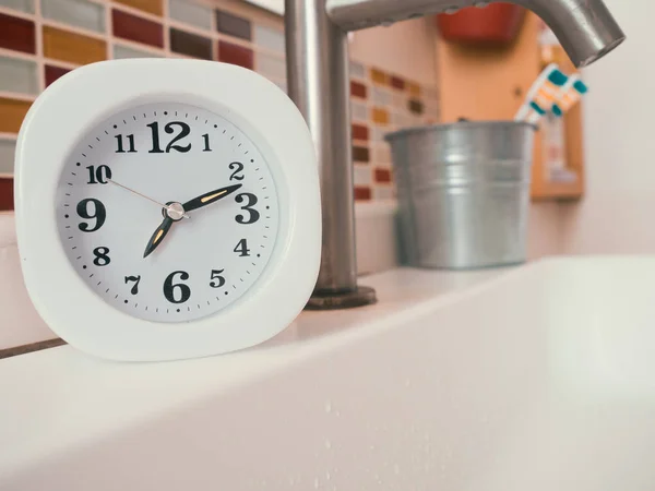 Concepto de rutina de vida con reloj en el baño . —  Fotos de Stock