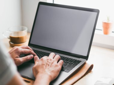 Onun laptop windows tarafından beyaz monitör ile çalışan adam.