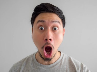 Şok ve wow gri t-shirt sakallı adamın yüzünü.