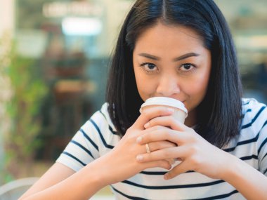 Kadın içecekler kahve sıcak Kupası.