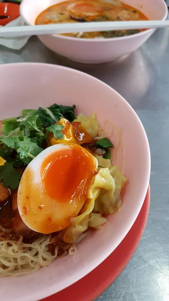 Mie telur Thailand dengan daging babi panggang merah . — Stok Foto