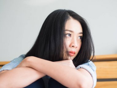 Onun yatağında hiç yalnız kadın bir şey aşağı.