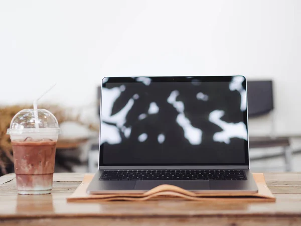 Laptop und Eiskaffee im Café. Konzept der Selbstständigkeit — Stockfoto