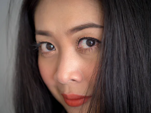 Retrato en la cabeza de una mujer asiática con grandes ojos . —  Fotos de Stock