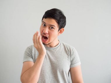 Kötü nefes adamın komik yüzü.