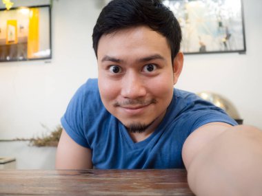 Adam selfie kendini kafe ve Restoran tablo.